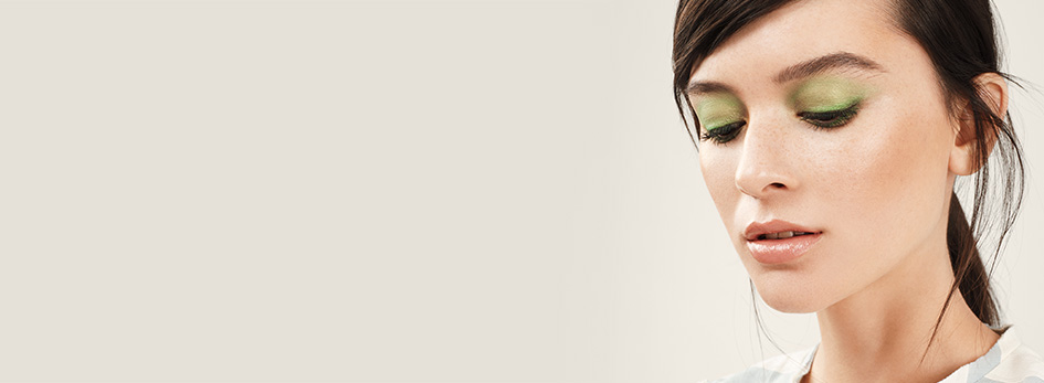 Get the step-by-step application tips for the Green Light look created by Mary Kay Global Makeup Artist Keiko Takagi.