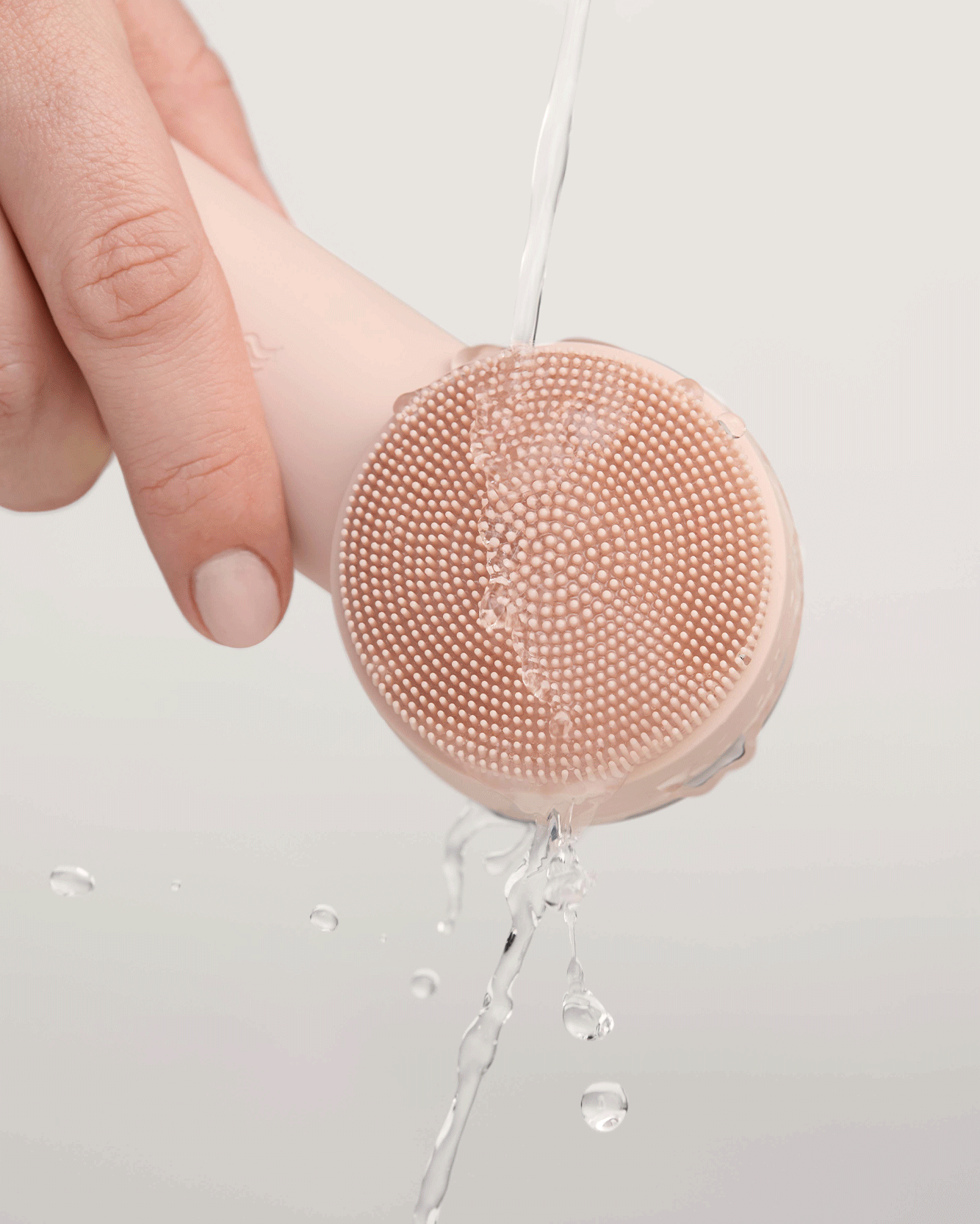 skinvigorate duo brush being held under running water